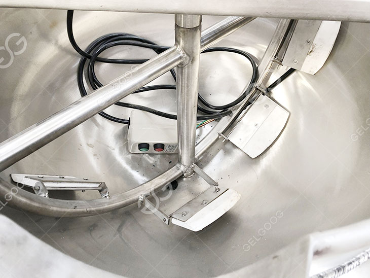 panci memasak saus tomat dengan mixer